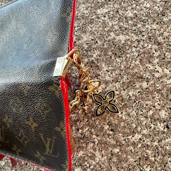 LOUIS VUITTON
Monogram Insolite Wallet converted Crossbody - Picture 14 of 17